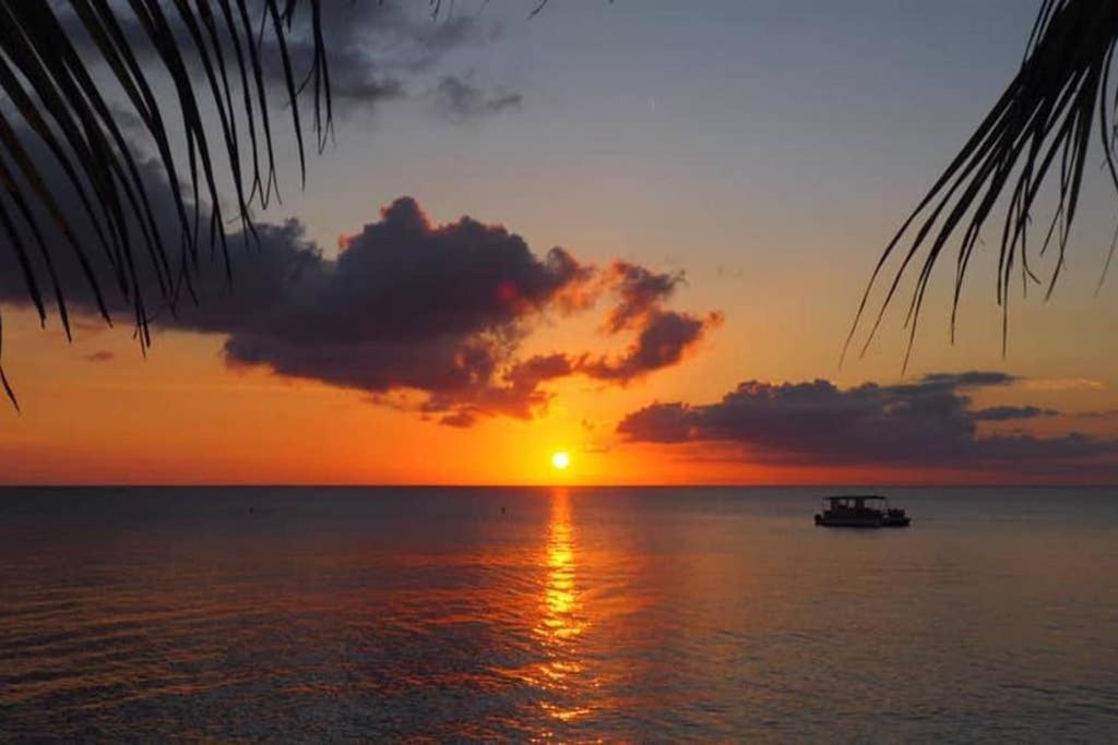 Beach Living At Island Pine Villas Blp George Town Bagian luar foto