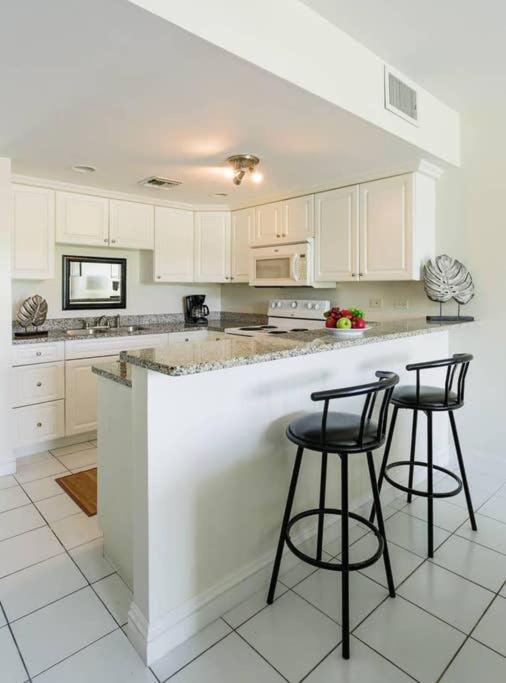 Beach Living At Island Pine Villas Blp George Town Bagian luar foto
