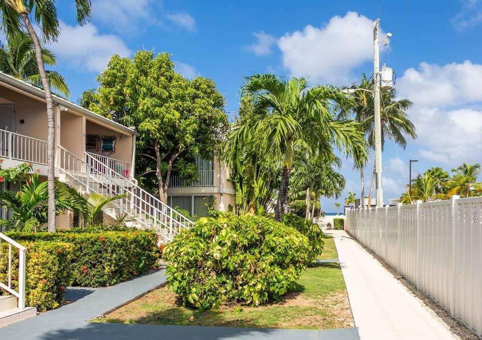 Beach Living At Island Pine Villas Blp George Town Bagian luar foto
